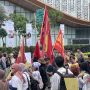 Massa Demo di Patung Kuda Tuntut Prabowo Stop MBG, Dananya Kasih ke Korban Karhutla!