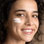 Bagaimana Cara Reapply Sunscreen di Atas Makeup?