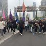 Mahasiswa UHAMKA Dihadang Polisi saat Long March ke Bundaran HI, TransJakarta Ikut Tertahan