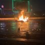 Massa Pendemo Bakar Barier Dekat Plaza UOB, Letusan Terdengar