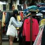 Sisi Gelap Tren Thrifting: Niat Kurangi Limbah, Malah Nimbun Baju Bekas