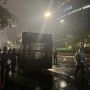 Diguyur Hujan Deras, Polisi Pukul Mundur Massa Demo Mahasiswa di Plaza UOB Dukuh Atas
