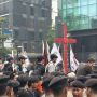 Salib Merah Besar ala Film 'Pesta Babi' Hiasi Demo Mahasiswa di Dukuh Atas, Ini Maknanya