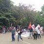 Siap Berangkat Demo ke Bundaran HI, Emak-emak Sampai Mahasiswa Menyemut di UI