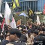 Mahasiswa Saling Dorong dengan Polisi di Dukuh Atas, Massa Teriakkan Revolusi