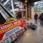 Setahun Tak Berfungsi, Eskalator Sky Bridge Stasiun Bojonggede Dikasih Karangan Bunga