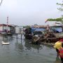 Anak-anak di Muara Angke Harus Digendong Terobos Banjir Rob saat Berangkat Sekolah
