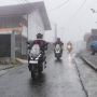 Sering Dilakukan Tanpa Sadar, 5 Kebiasaan Pemotor saat Hujan Ini Ternyata 'Undang' Maut