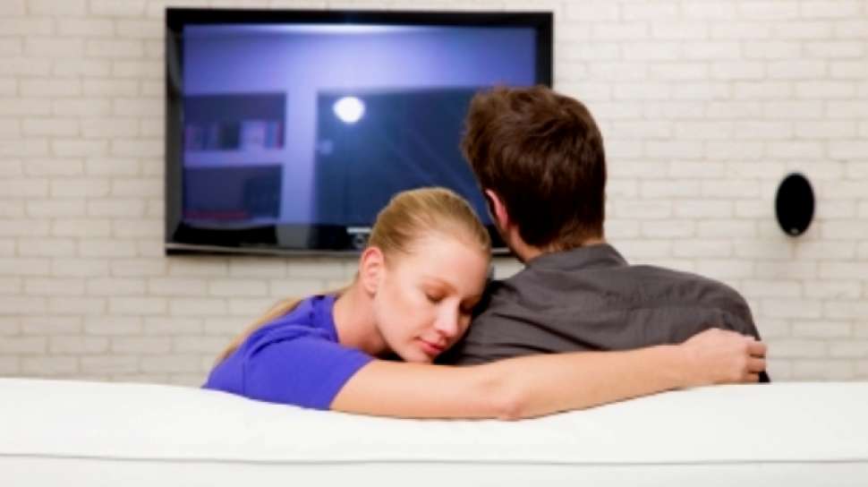 Tv man and tv woman. Мужчина и женщина у телевизора. ТВ Вумен на кровати. Блондинка напротив телевизора. TV Вумен +TV мен +кровать.