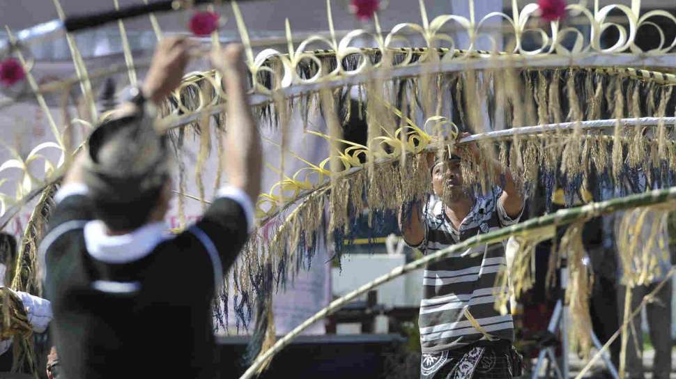 Penjelasan Mengapa Penjor Galungan Di Bali Dipasang Pada Saat Penampahan