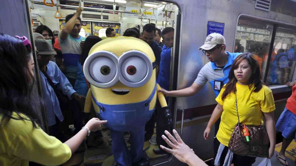 Minion di Kereta Rel Listrik