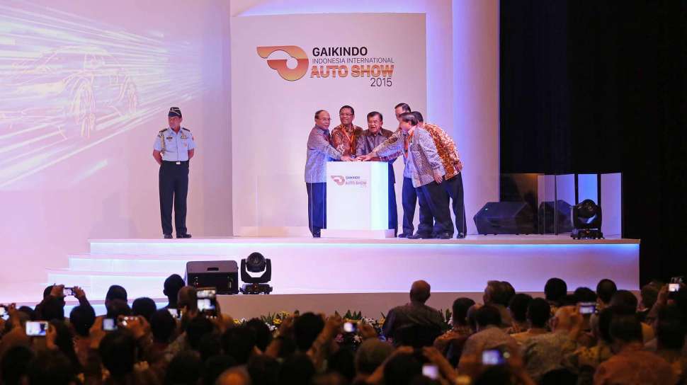 Wakil Presiden Jusuf Kalla didampingi sejumlah menteri meresmikan pameran otomotif Gaikindo Indonesia International Auto Show (GIIAS) 2015 di IEC,BSD City, Tangerang Selatan, Kamis (20/8) [Suara.com/Kurniawan Mas&#039;ud].