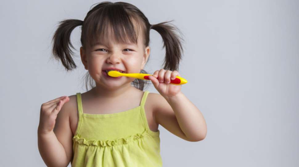 Vous pouvez essayer, les conseils du médecin pour vous assurer que votre enfant se brosse les dents propres