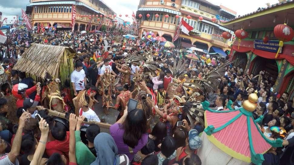 Belajar Toleransi Lewat Nonton Cap Go Meh di Singkawang