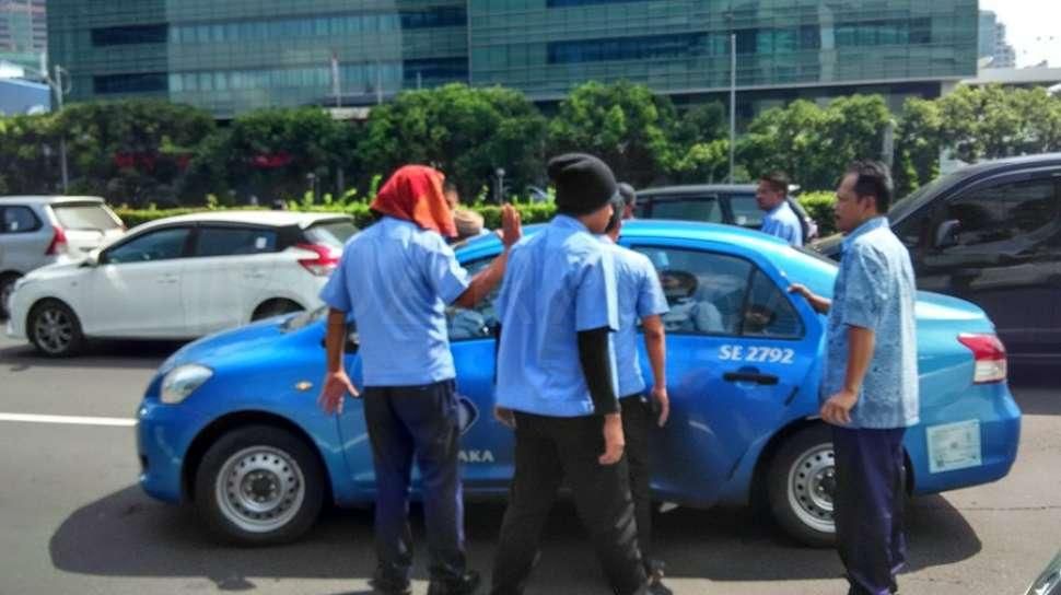 Banban Bekas Dibakar di Tengah Demo Sopir Taksi di Depan DPR