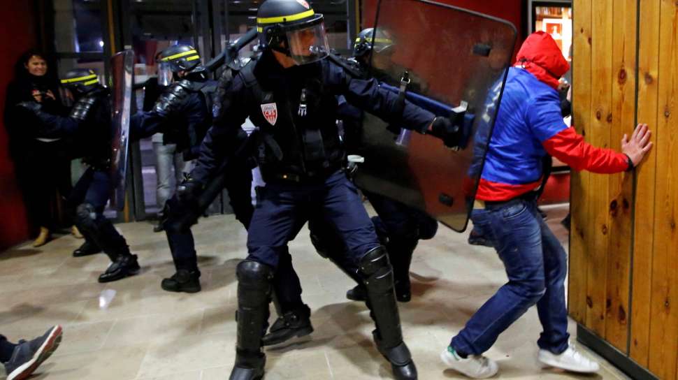 Polisi anti-huru-hara Prancis melakukan uji coba pengamanan saat menghadapi &#039;pengacau&#039; Euro 2016, di Stasiun Kereta Marseille, Rabu (4/5) pekan lalu. [Reuters/Jean-Paul Pelissier]