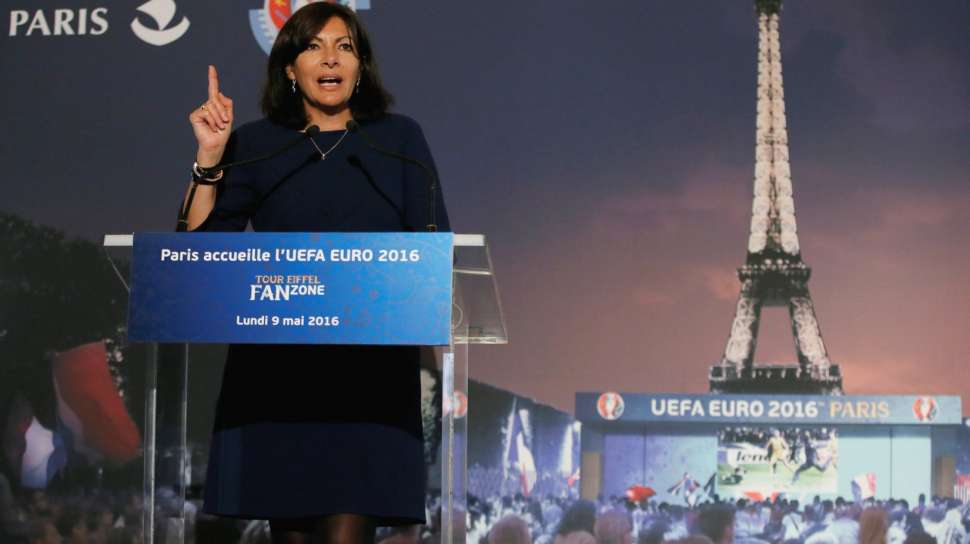 Wali Kota Paris, Anne Hidalgo, berbicara dalam jumpa pers terkait penyiapan Fan Zone Euro 2016, di lokasi Tour Eiffel, Paris, Senin (9/5/2016). [Reuters/Gonzalo Fuentes]