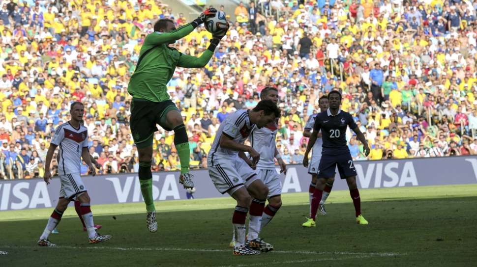 Penjaga gawang timnas Jerman, Manuel Neuer, saat beraksi di pertandingan. [Shutterstock]