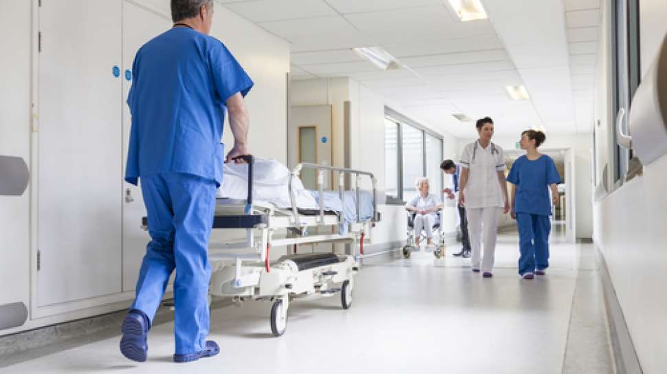 De nombreux agents de santé sont mis en quarantaine, les hôpitaux britanniques manquent de personnel