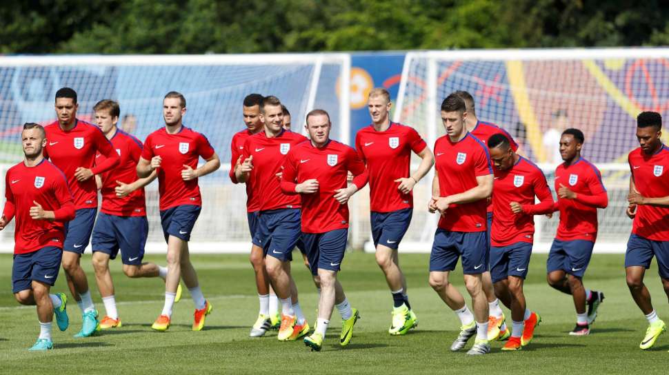 Skuat Inggris melakukan sesi latihan di Stade des Bourgognes. Reuters/Lee Smith