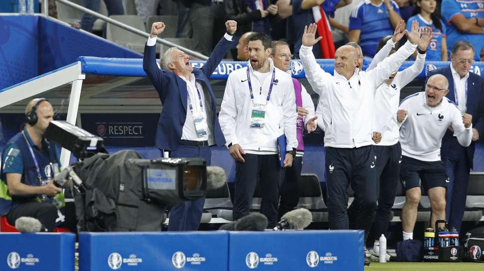 Pelatih Prancis Didier Deschamps dan staffnya merayakan kemenangan skuatnya di akhir laga. Reuters/Darren Staples Livepic