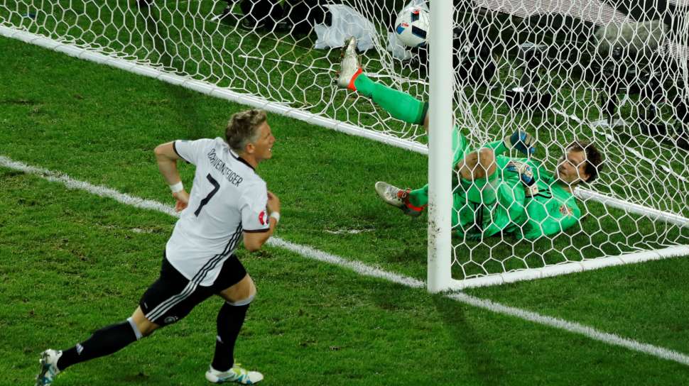 Pemain Jerman Bastian Schweinsteiger mencetak gol ke gawang Ukraina. Reuters/Benoit Tessier Livepic