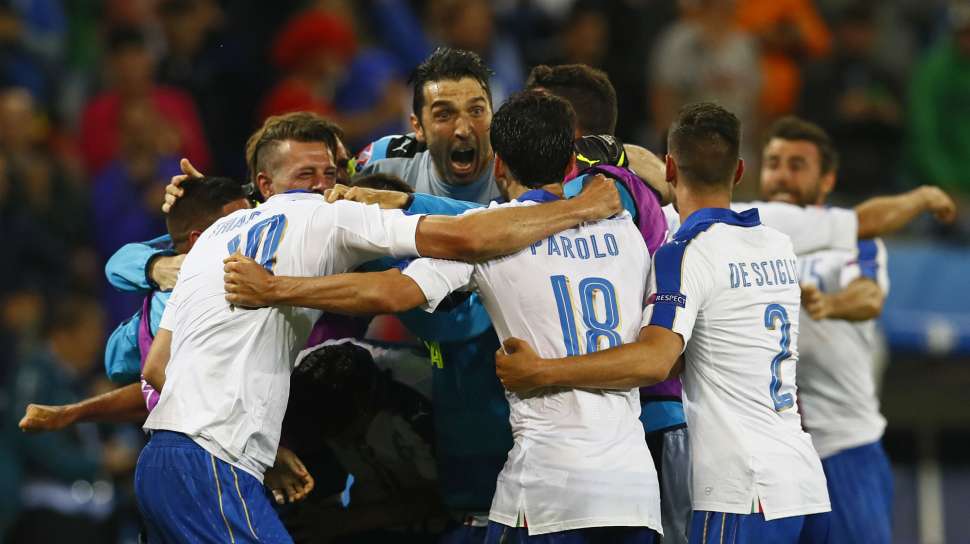 Para pemain Italia merayakan gol Graziano Pelle. Reuters/Jason Cairnduff Livepic