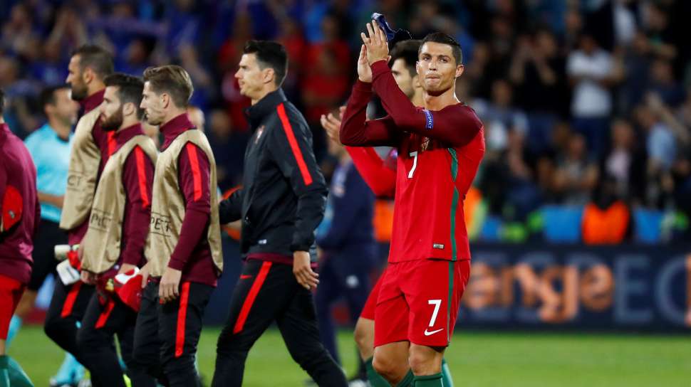 Kapten Portugal Cristiano Ronaldo memberikan aplaus kepada fansnya usai laga. Reuters/Kai Pfaffenbach Livepic