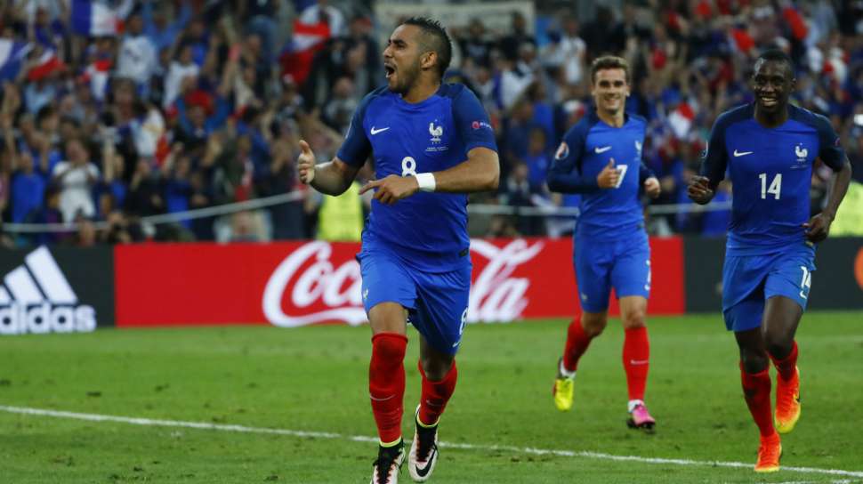 Pemain Prancis Dimitri Payet merayakan golnya. Reuters/Eddie Keogh Livepic