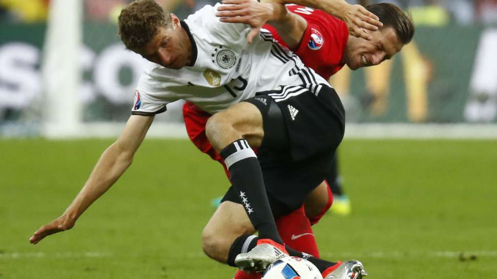 Pemain Jerman Thomas Muller dan pemain Polandia Grzegorz Krychowiak berebut bola, Reuters/Kai Pfaffenbach Livepic