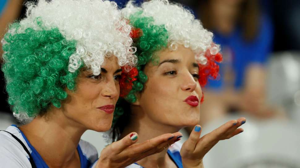 Fans Italia sebelum pertandingan. Reuters/Gonzalo Fuentes Livepic