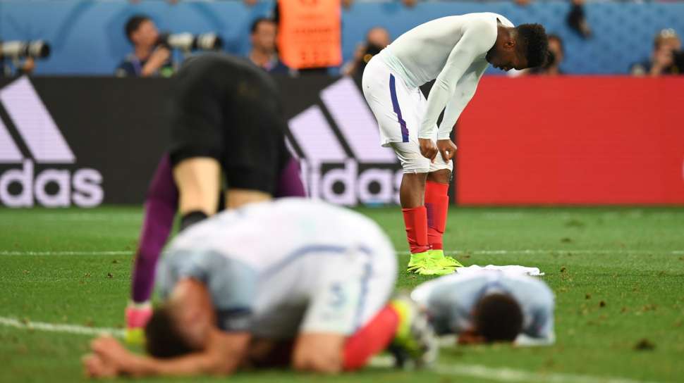 Sejumlah pemain timnas Inggris tampak terpukul dan bersedih usai dikalahkan Islandia di laga perdelapan final Euro 2016 di Nice, Prancis, Senin (27/6). [Paul Ellis/AFP]