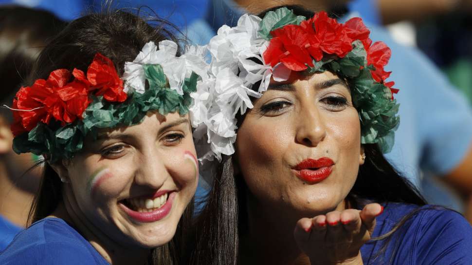 Fans Italia sebelum laga melawan Jerman. Reuters/Darren Staples Livepic