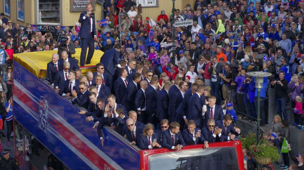 Fans Islandia menyambut timnas kembali dari Euro 2016. Reuters/Geirix
