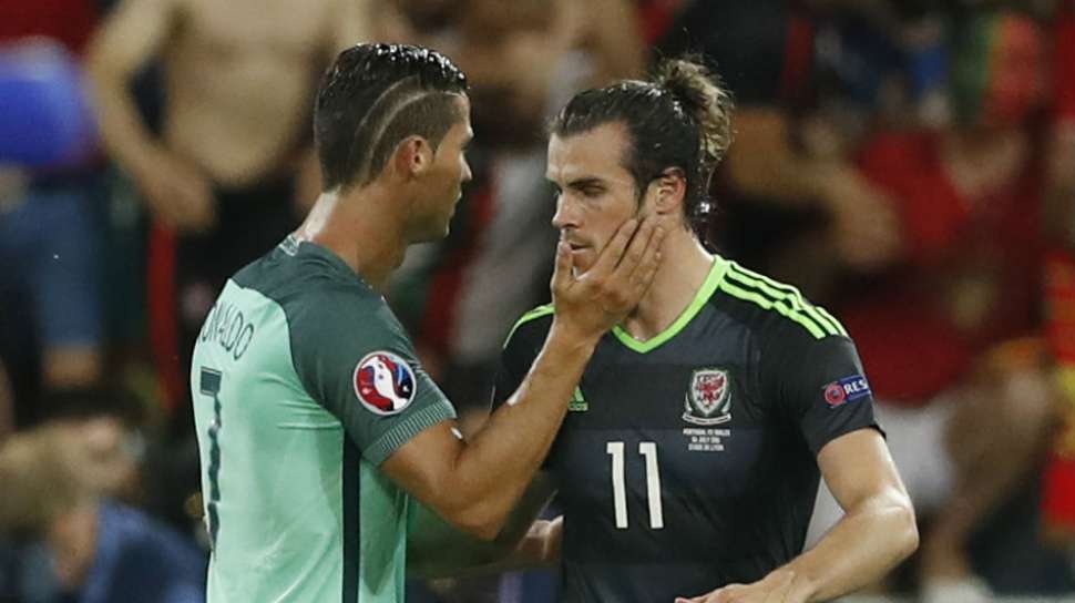 Kapten Portugal Cristiano Ronaldo dengan pemain Wales Gareth Bale usai pertandingan. Reuters/Carl Recine Livepic