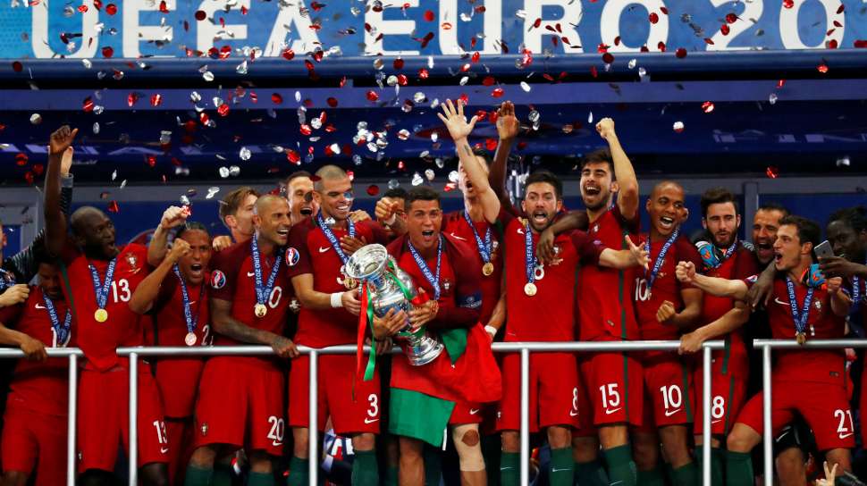 Kapten Portugal Cristiano Ronaldo mengangkat trofi juara Euro 2016. Reuters/Kai PfaffenbachLivepic
