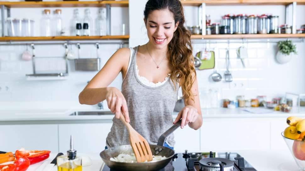 Sama Seperti Sinar Matahari, Memasak Juga Bisa Berefek Buruk pada Kulit Lho