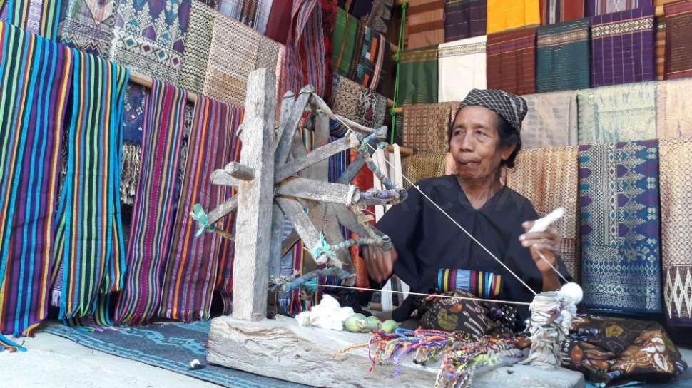 Lumuri Rumah dengan Kotoran Kerbau dan Kawin Lari di Dusun Sasak