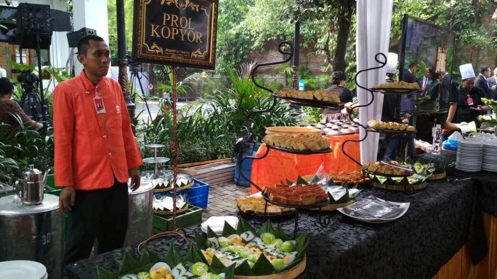 Menlu Retno Dan Dubes As Keenakan Makan Martabak Jokowi