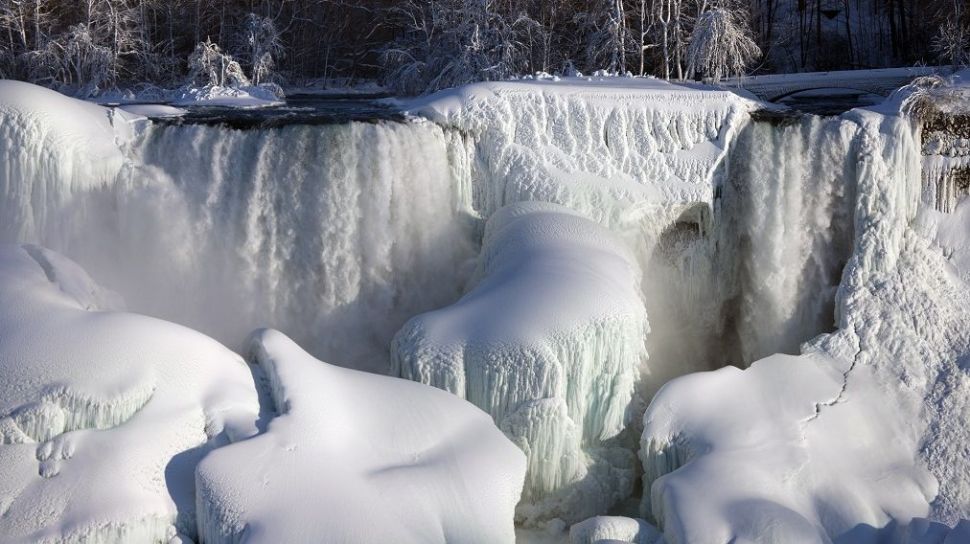 Indah Sekaligus Mengerikan Air Terjun Niagara Membeku