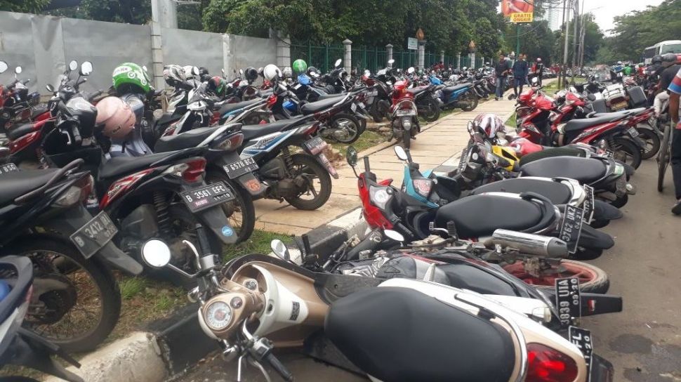 Motor Penonton Persija vs Bali United yang Parkir Liar Dirobohkan
