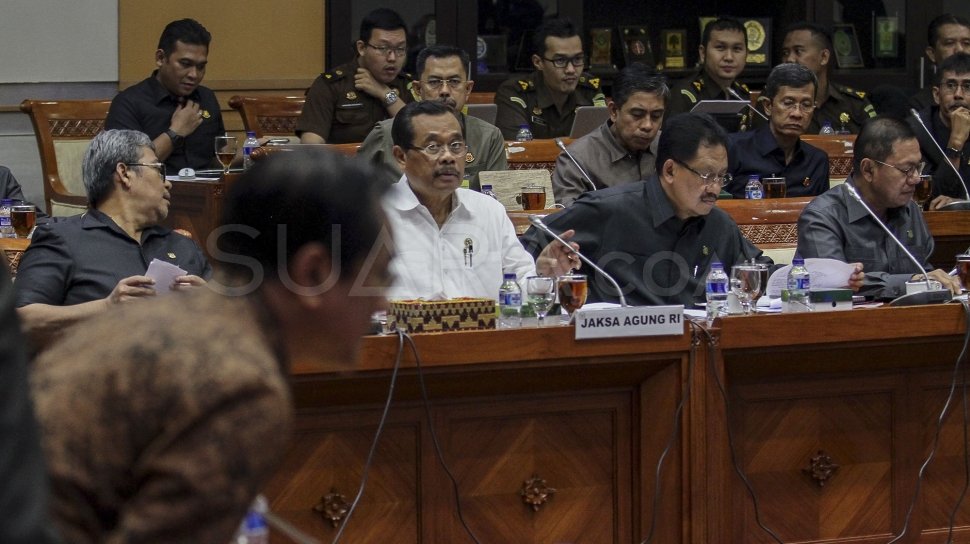 Jaksa Agung HM Prasetyo didampingi Wakil Jaksa Agung Arminsyah dan jajarannya dalam rapat kerja dengan Komisi III DPR di Kompleks Parlemen, Senayan, Jakarta, Rabu (28/3/2018). [Suara.com/Kurniawan Mas&#039;ud]