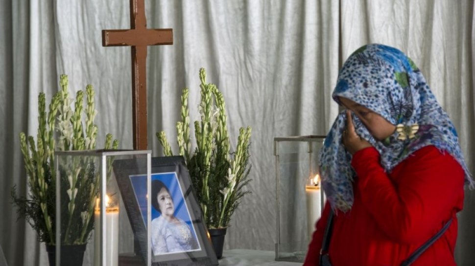 Kisah Sedih Di Balik Foto Elina Tangisi Jenazah Korban Bom Gereja