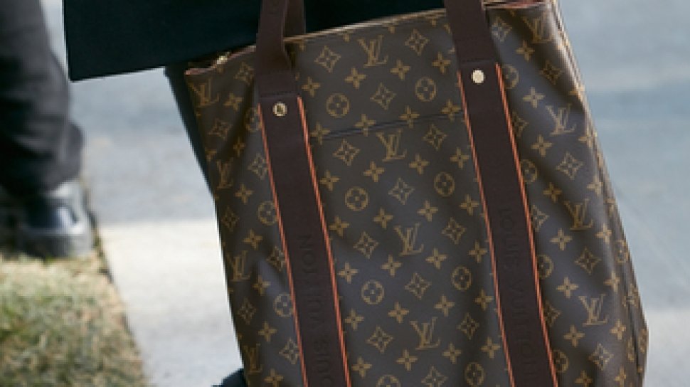 Siram Tas Louis Vuitton Mantan Pacar Pakai Air Seni, Pria Ini Didenda Rp17  Juta : Okezone Lifestyle