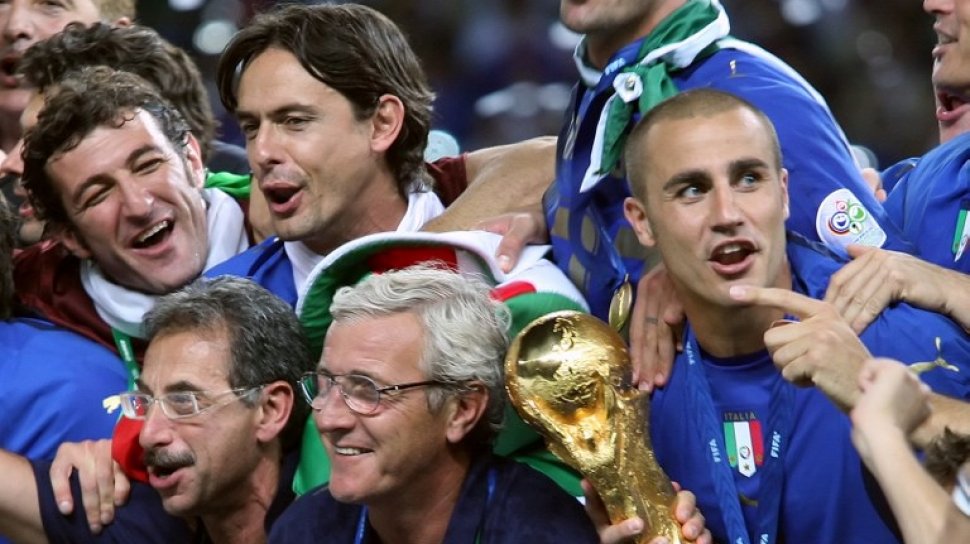 Италия чемпионы сколько раз. Марчелло Липпи ЧМ 2006. Фабио Каннаваро на ЧМ 2006 С Кубком. Тренер сборной Италии 2006.
