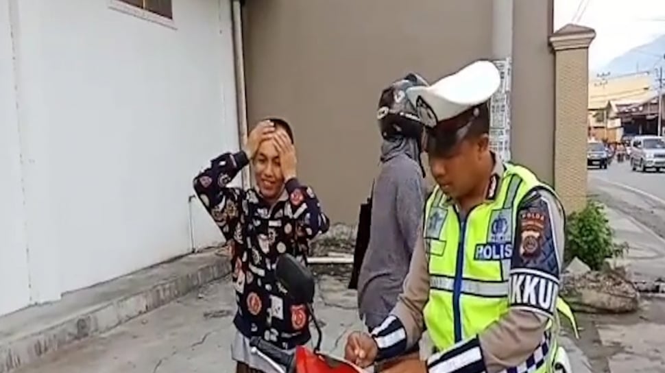 Ditilang Polisi Lelaki Kemayu Ini Malah Bikin Pantun