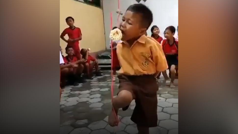 Viral Video Lomba Makan Kerupuk Sambil Angkat Kaki 9296