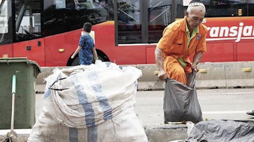 Awas! Pemkot Jakbar Akan Denda Warga Yang Bakar Sampah Sebesar Rp500 Ribu
