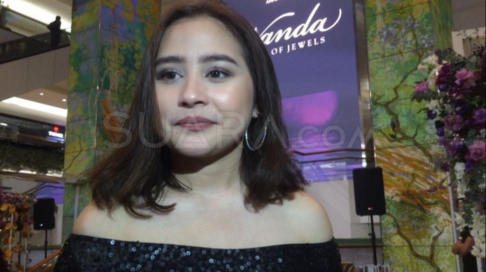 Biodata Prilly Latuconsina Menggunakan Bahasa Inggris