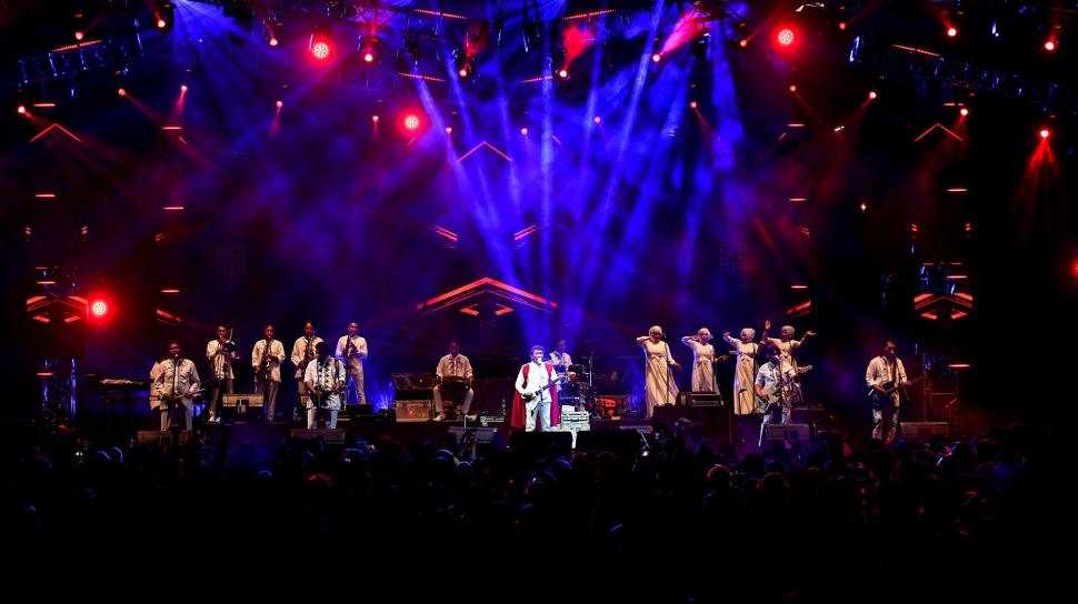 Musisi dangdut Rhoma Irama bersama Soneta beraksi saat tampil pada hari kedua Synchronize Fest 2018 di Gambir Expo, Kemayoran, Jakarta, Sabtu (6/10). [ANTARA FOTO/Zarqoni maksum]
